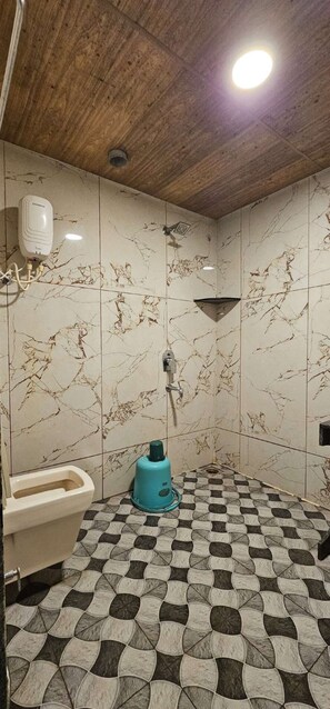 Grand Shared Dormitory | Bathroom | Shower - Netrani Residency (Bhatkal)