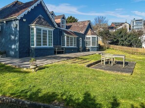 Outdoor dining - 5 bedroom accommodation in Perranporth (Perranporth)