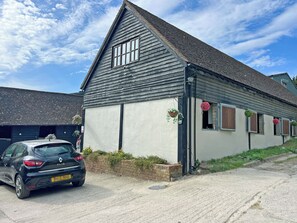 Exterior | The Flat @ The Farm, Godstone, Surrey - 2 bedroom accommodation in Godstone, Surrey (Godstone, Surrey)