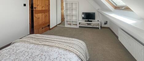 2 bedrooms, WiFi (free), bed sheets