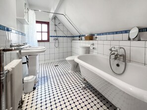Towels - 2 bedroom accommodation in Godstone, Surrey (Godstone, Surrey)