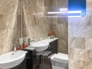 Towels - Barn Owl Lodge 4 - UK51497 (Corton)