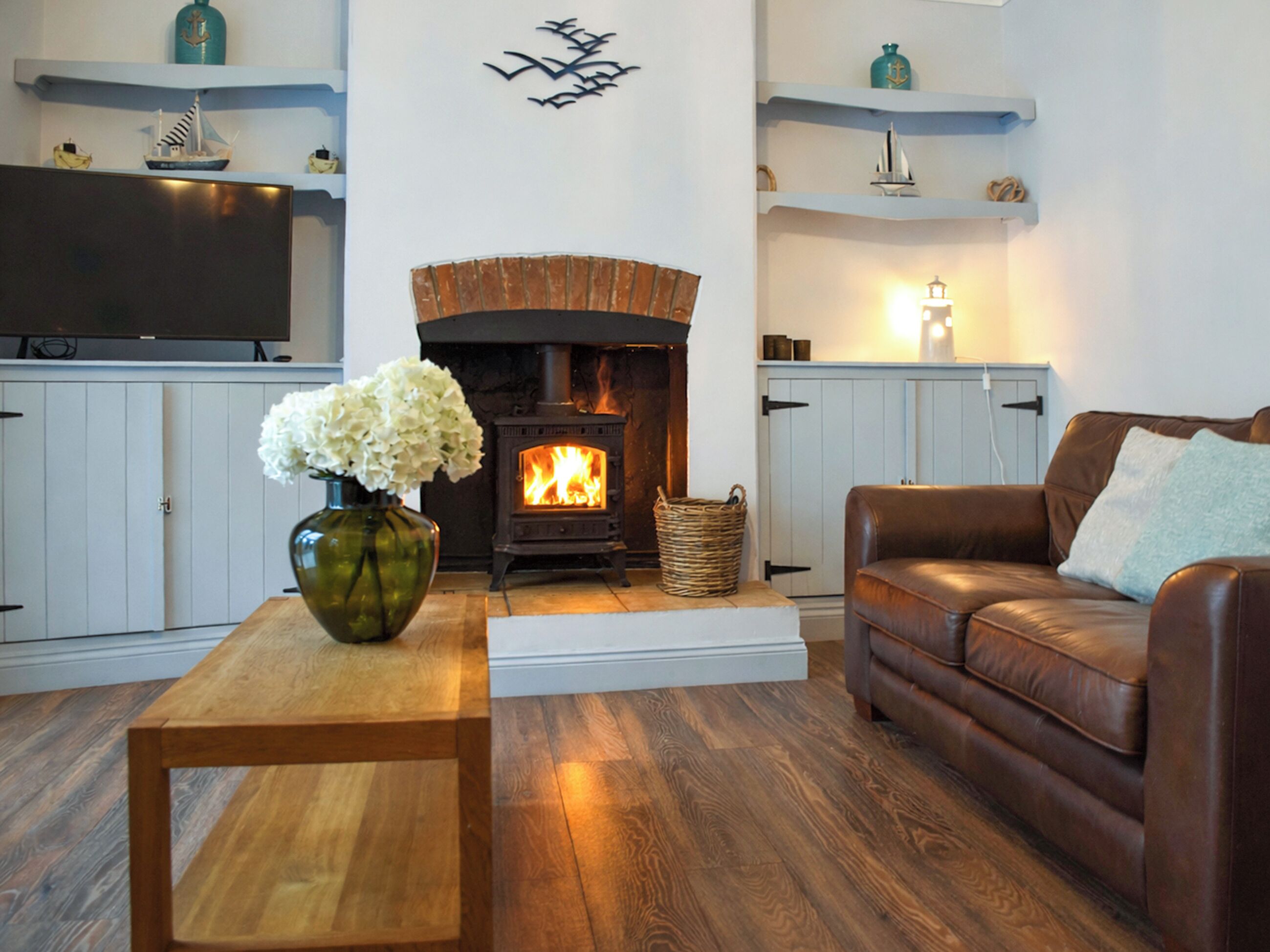 TV, fireplace
