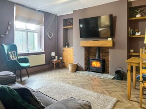 TV, fireplace - 1 bedroom accommodation in Kelbrook (Kelbrook)