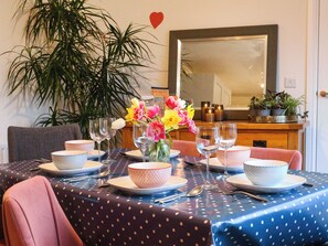 Dining - 4 bedroom accommodation in Caldicot (Caldicot)