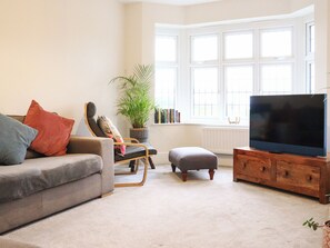 TV - 4 bedroom accommodation in Caldicot (Caldicot)