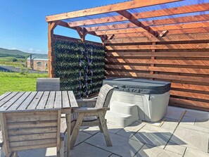 Outdoor dining - Chesnut Pod - UK51519 (Newton Stewart)