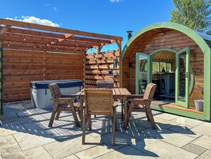 Outdoor dining - Chesnut Pod - UK51519 (Newton Stewart)