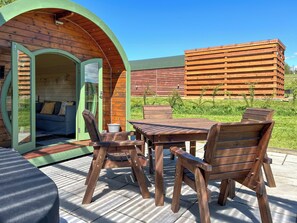Outdoor dining - Chesnut Pod - UK51519 (Newton Stewart)