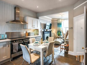 Dining - 4 bedroom accommodation in Aberdyfi (Aberdyfi)