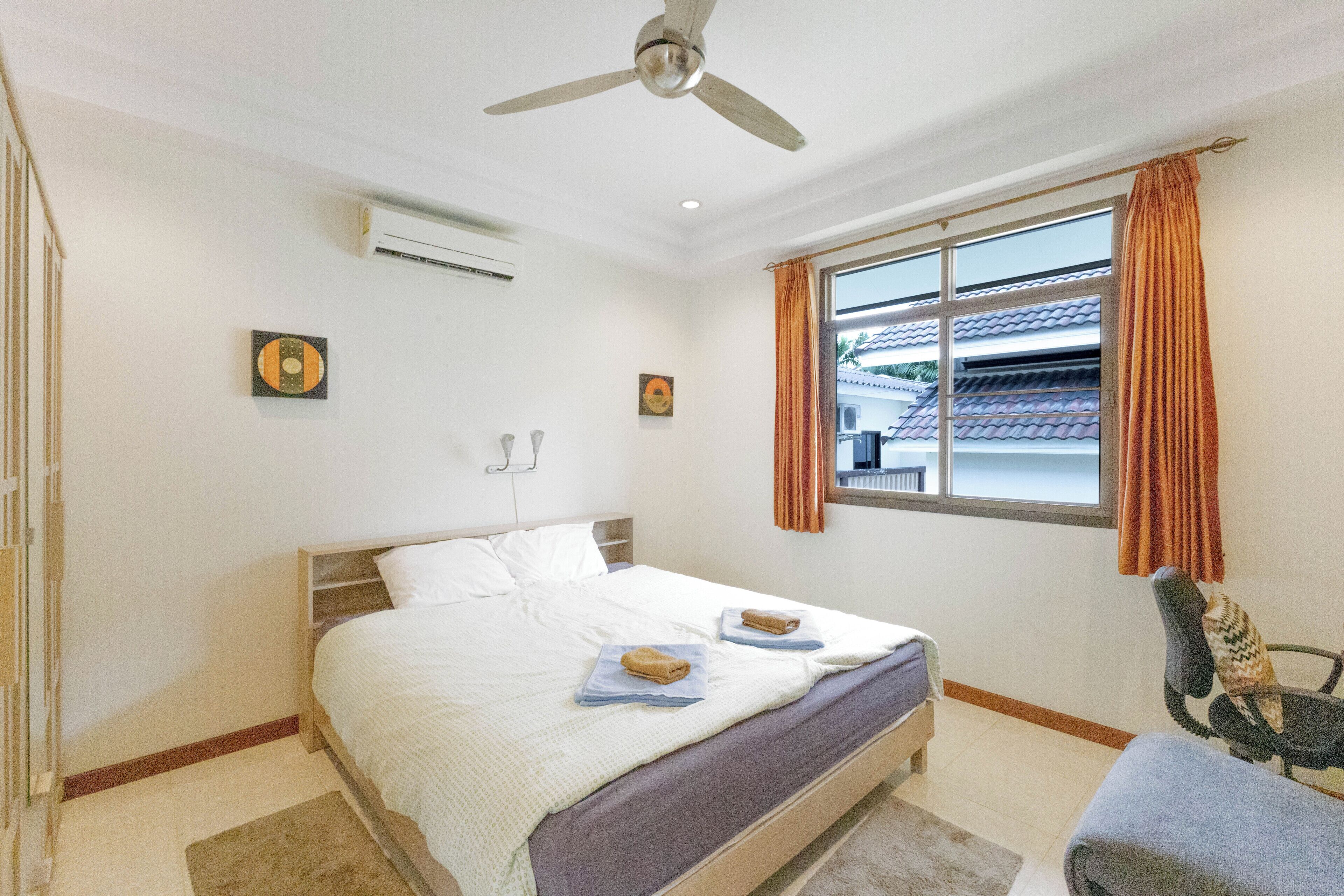 3 bedrooms, in-room safe, desk, iron/ironing board