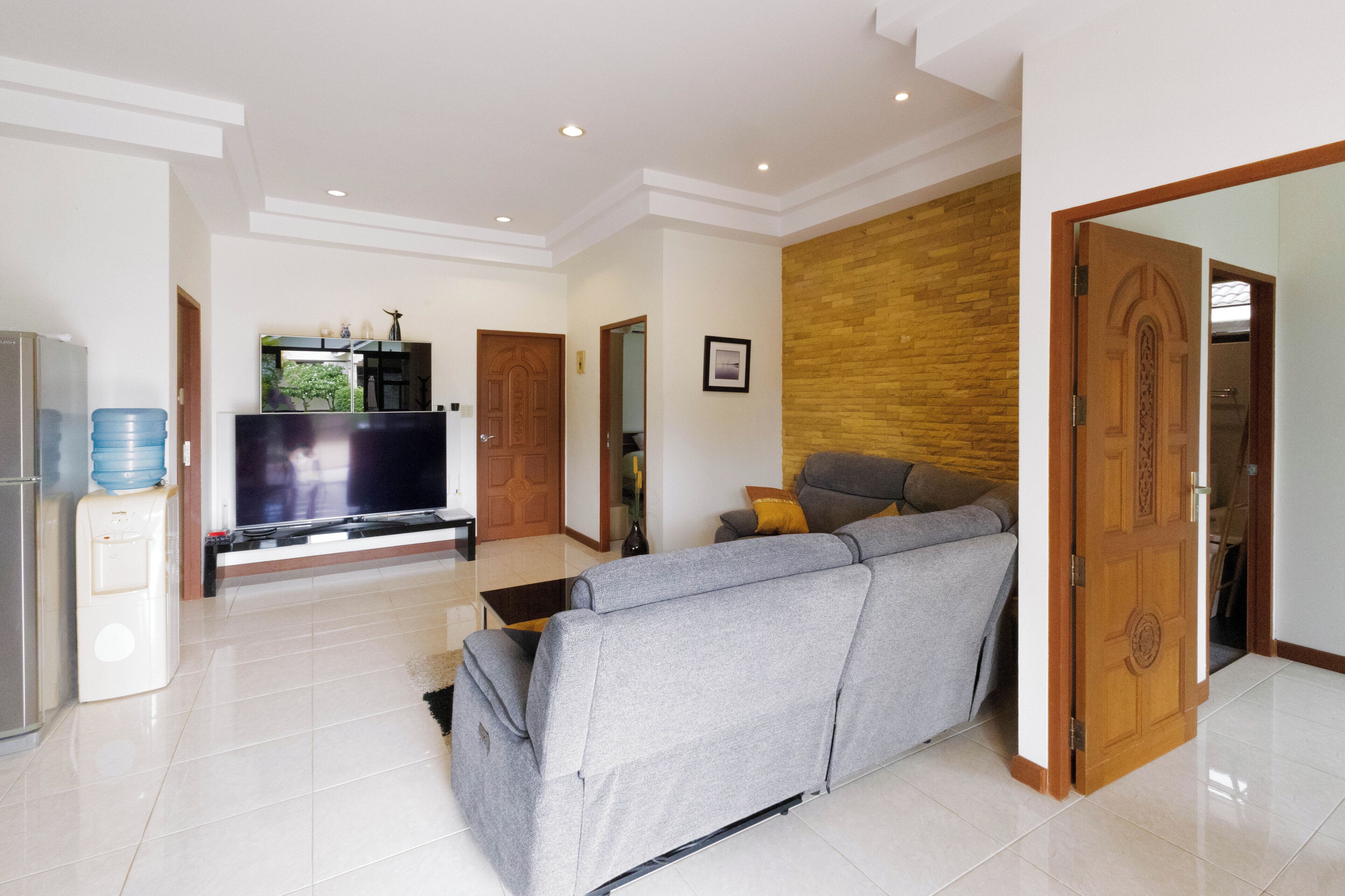 Smart TV, DVD player, books