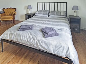 3 bedrooms, WiFi (free), bed sheets