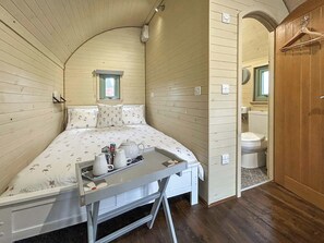 1 bedroom - Countryside glamping pod with private hot tub, double bed and sofa bed. (Newton Stewart)