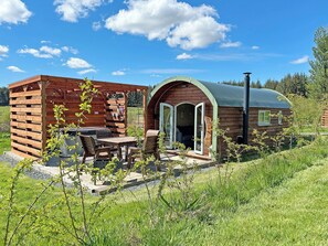 Outdoor dining - Countryside glamping pod with private hot tub, double bed and sofa bed. (Newton Stewart)
