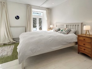 3 bedrooms, free WiFi - 3 bedroom accommodation in Kingsbrisge (Kingsbrisge)