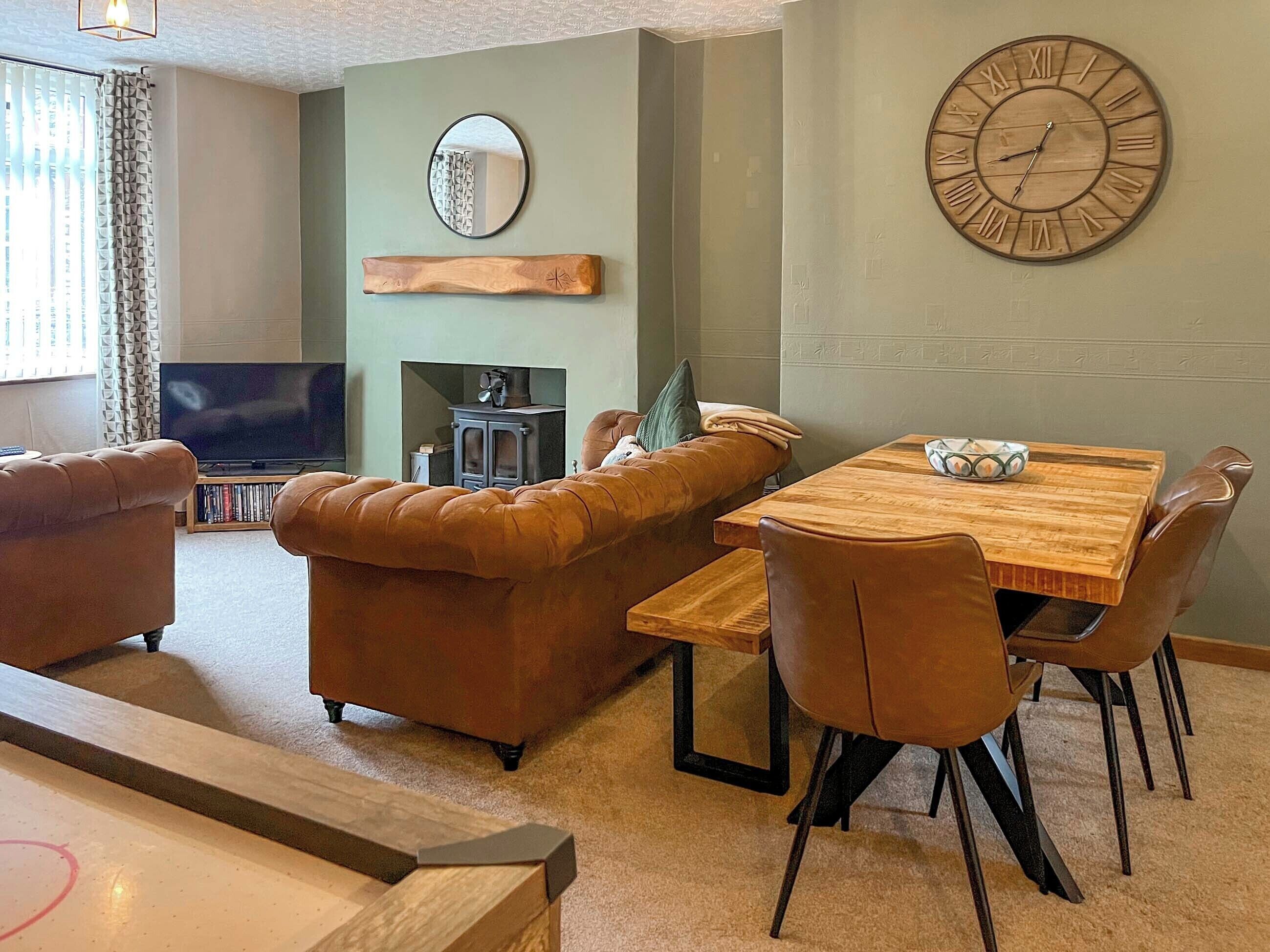 TV, fireplace