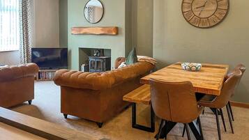 TV, fireplace