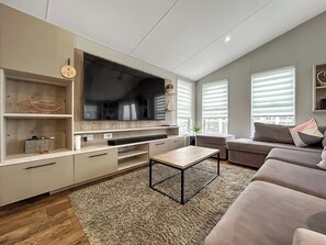 TV - 3 bedroom accommodation in Wemyss Bay Inverclyde (Wemyss Bay, near Inverclyde)