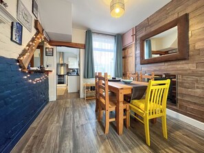 Dining - 2 bedroom accommodation in Redcar (Redcar)
