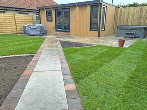 Property grounds - 1 bedroom accommodation in Brandon (Brandon)