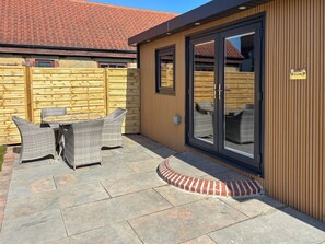 Outdoor dining - 1 bedroom accommodation in Brandon (Brandon)