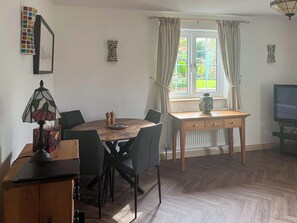 Dining - 1 bedroom accommodation in Castle Hedingham (Castle Hedingham)