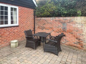 Outdoor dining - 1 bedroom accommodation in Castle Hedingham (Castle Hedingham)