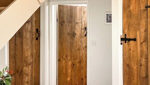 Une porte en bois avec une poignée en métal et une enseigne au-dessus.