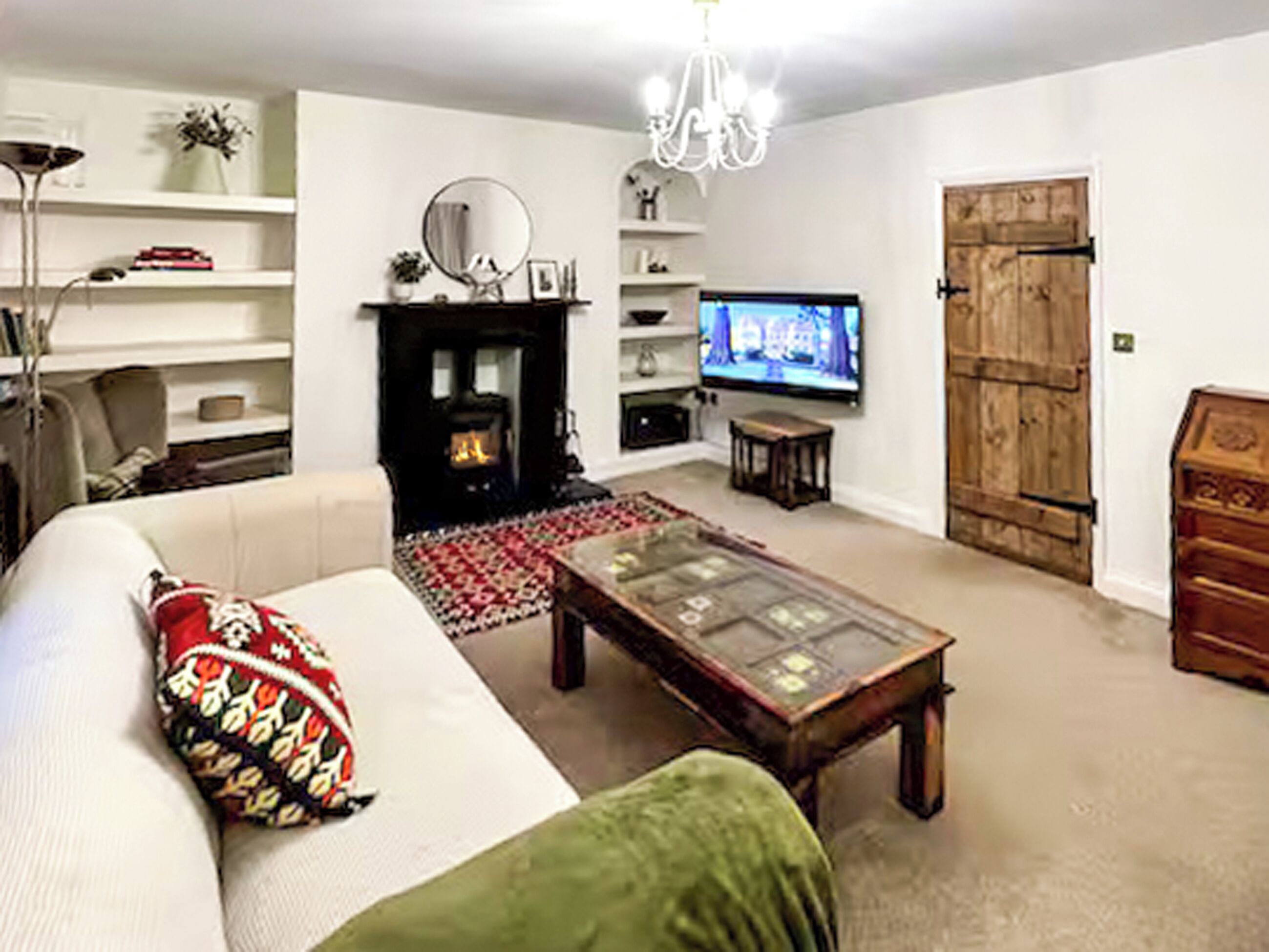 TV, fireplace
