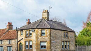 Un edificio de piedra con un cartel que dice 'Pottergate'.