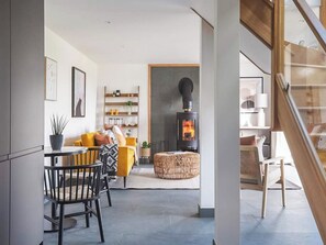 TV, fireplace - 1 bedroom accommodation in Black Dog (Black Dog)