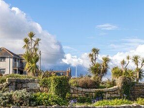 Property grounds - 2 bedroom accommodation in Hayle (Hayle)