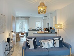 TV - 2 bedroom accommodation in Hayle (Hayle)