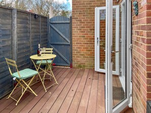 Outdoor dining - 1 bedroom accommodation in New Milton, near Bournemouth (New Milton, near Bournemouth)