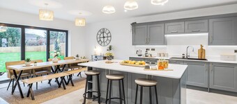 4 bedroom accommodation in Leigh Sinton