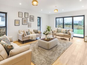 TV - 4 bedroom accommodation in Leigh Sinton (Leigh Sinton, Malvern Hills, Worcestershire, Worcester, Ledbury, Cheltenham, Ros)