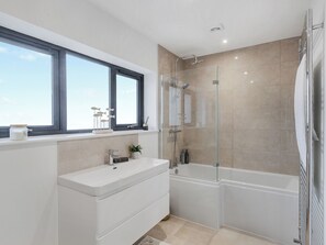 Towels - 4 bedroom accommodation in Leigh Sinton, Malvern Hills, Worcestershire, Worcester, Ledbury, Cheltenham, Ross-on-wye, Hereford (Leigh Sinton, Malvern Hills, Worcestershire, Worcester, Ledbury, Cheltenham, Ros)