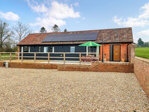 Outdoor dining - 2 bedroom accommodation in Chard (Chard)