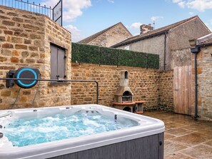 Hot tub | Saddle RoomGhyll Cottage, Leyburn - Ghyll Cottage - UK51667 (Leyburn)