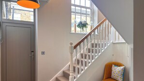 A staircase with white balusters, a wooden handrail, and a carpeted landing. - West House - UK51668 (Leyburn)