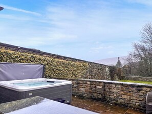Outdoor spa tub - West House - UK51668 (Leyburn)