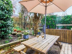 Outdoor dining - 6 bedroom accommodation in York (York)