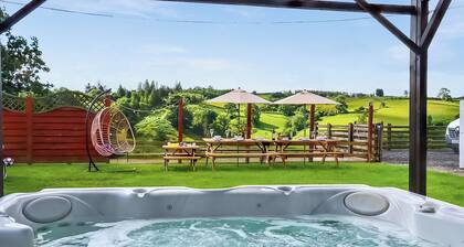 Great Farmhouse with private hot tub and sauna, perfect for families.