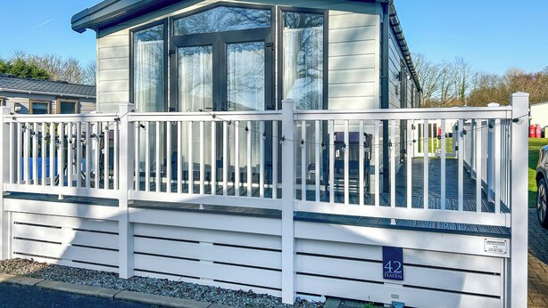 Un bâtiment moderne doté d’une façade vitrée, de rampes blanches et d’une enseigne indiquant « 42 Haven ».