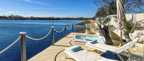 Bain à remous extérieur