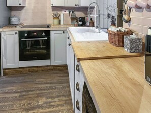 Private kitchen - 2 bedroom accommodation in Tanygrisiau, near Blaenau Ffestiniog (Tanygrisiau, near Blaenau Ffestiniog)