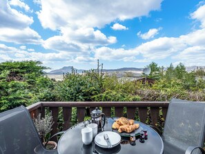 Outdoor dining - 2 bedroom accommodation in Trawsfynydd (Trawsfynydd)