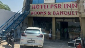 Ein Gebäude mit einem Schild, auf dem 'Hotel PSR Inn' und 'Zimmer & Bankett' steht.