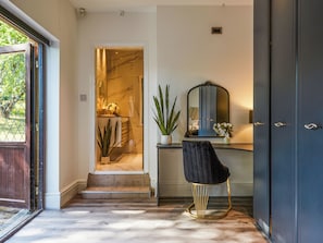 Interior - 4 bedroom accommodation in Apperley Bridge (Apperley Bridge)